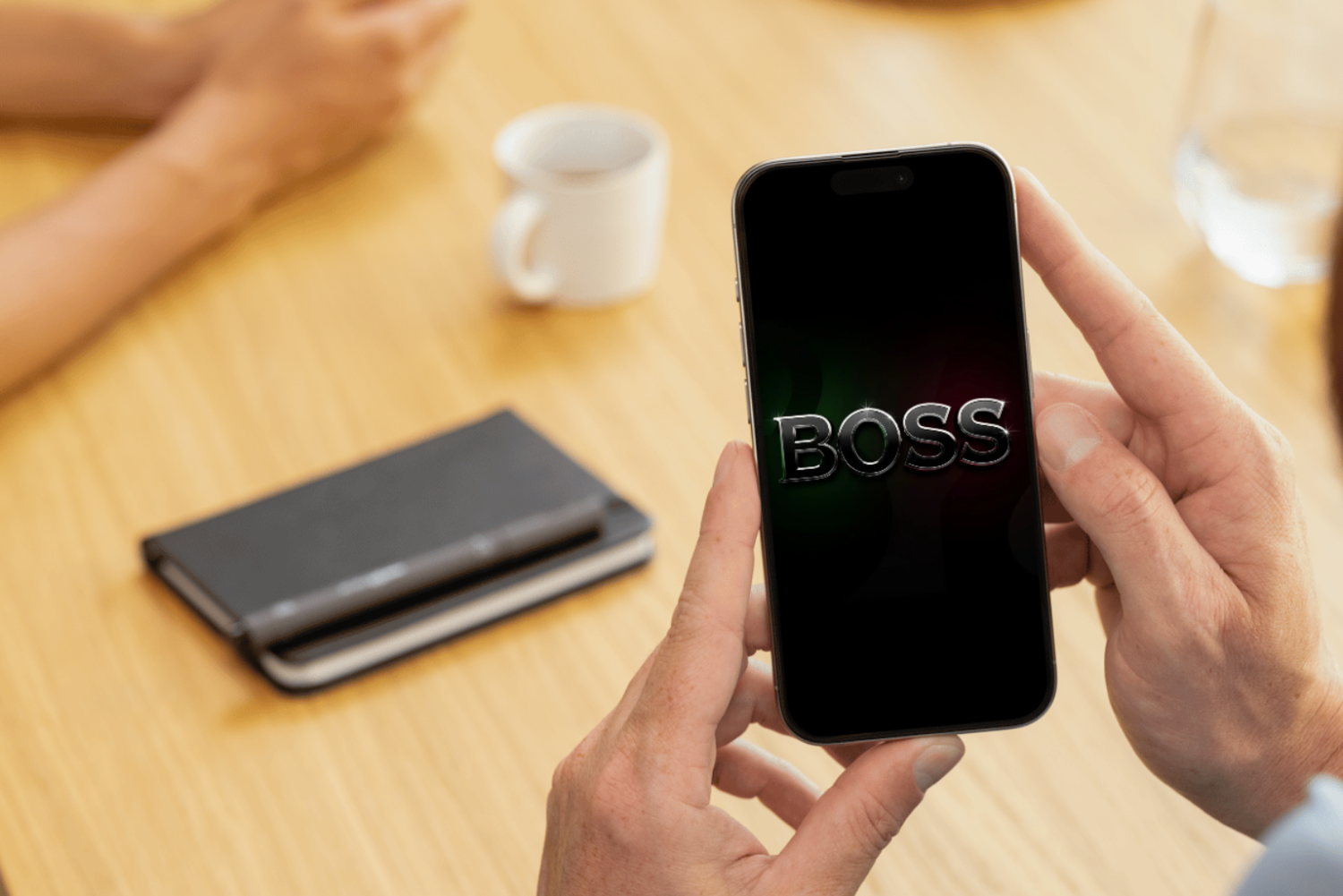 Fundal Telefon BOSS 19,4K – Wallpaper Premium Masculin Dark Elegant pentru iPhone & Android